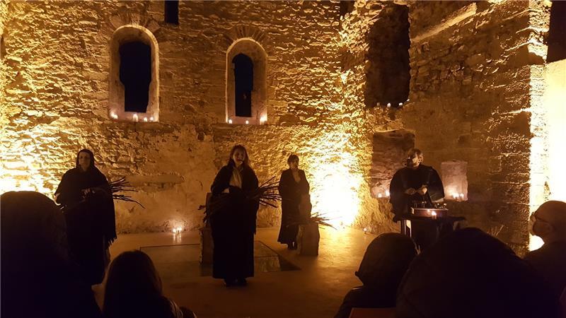 Le notti delle streghe raddoppiano. L’edizione 2022 vedrà l’evento principe Terrore nel borgo ripetuto sia venerdì 21 che sabato 22 ottobre. Inseriti anche i party delle streghe per godersi l’intera notte